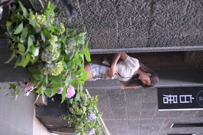 戴太阳镜的牛仔短裤紧身牛仔MM【167P】00021-发街拍