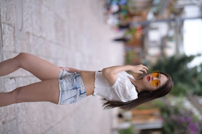 戴太阳镜的牛仔短裤紧身牛仔MM【167P】00021-发街拍