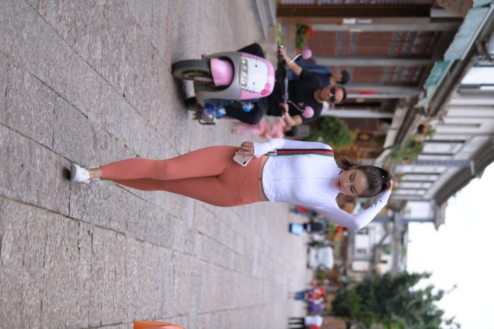 橙色瑜伽裤的高马尾姑娘【615P】00051-发街拍