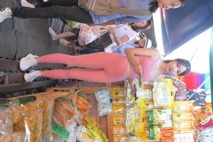 粉色的甜美瑜伽裤女孩在逛街【372P】00057-发街拍