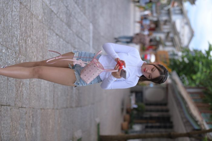 紧身牛仔短裤骑自行车的漂亮女孩【588P】00053-发街拍