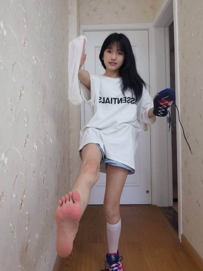 调皮的白袜女孩【149P】20017-发街拍