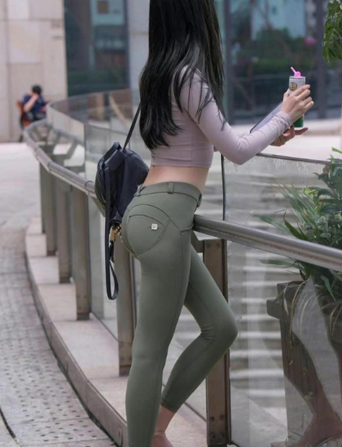 紧身牛仔裤身材很好的女人 J2060 529P1V-20.3GB-发街拍