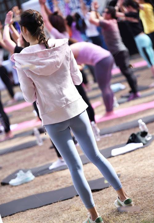 在广场看热闹的瑜伽裤女人-发街拍