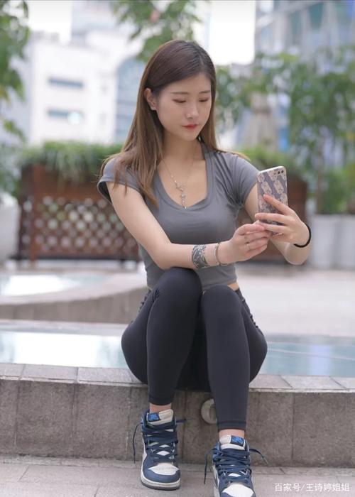 有小虎牙非常甜美的瑜伽裤女孩-发街拍