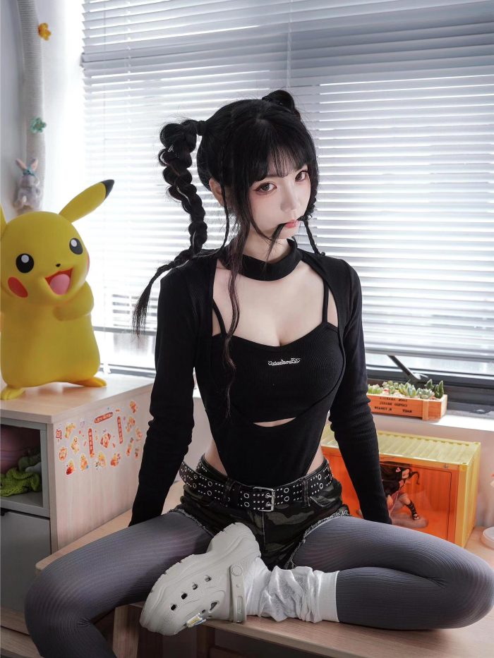 牛仔热裤+灰丝姑娘玩自拍-发街拍