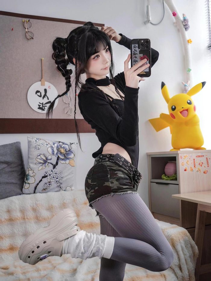 牛仔热裤+灰丝姑娘玩自拍-发街拍