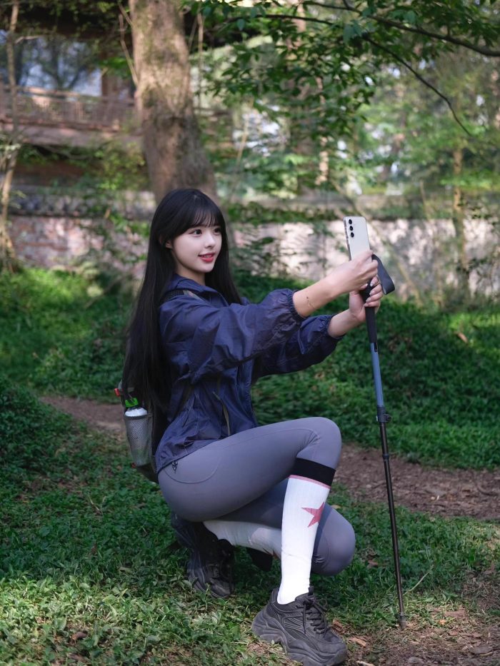 爱爬山的瑜伽裤MM，太甜美了！~-发街拍