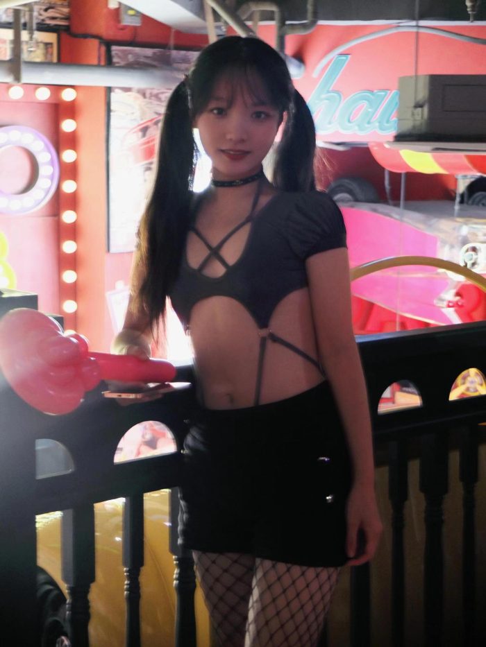 网格丝袜的清纯双马尾小姑娘-发街拍