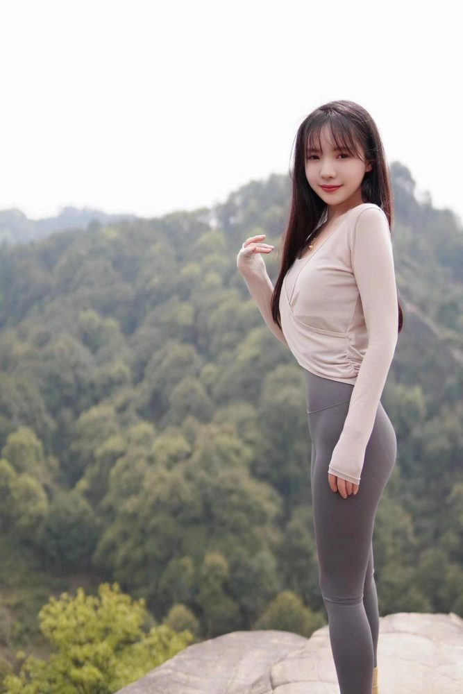 穿瑜伽裤爬山的长发少女-发街拍