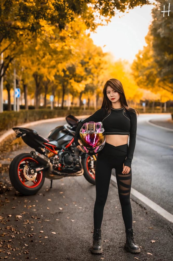 骑摩托车的瑜伽裤美女身材太好了！-发街拍